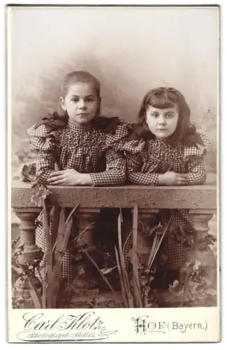 Fotografie Carl Klotz, Hof /Bayern, Zwei Mädchen in karierten Kleidern