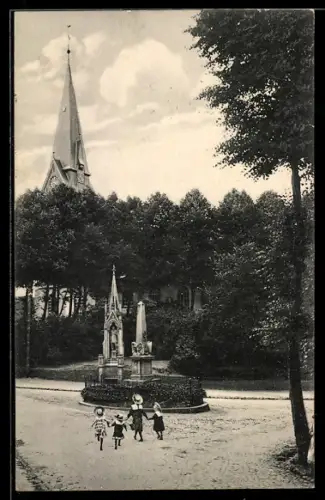 AK Fallingbostel, Kinder am Denkmal