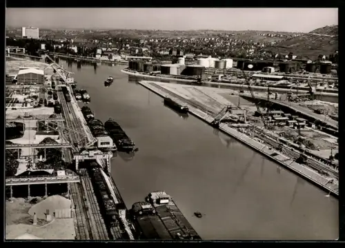 AK Stuttgart, Blick auf den Hafen aus der Vogelschau, Gütermotorschiffe an den Kaimauern