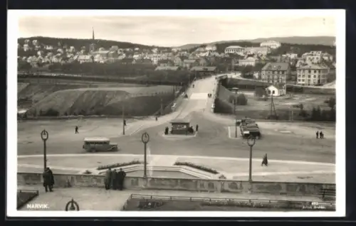 AK Narvik, Ortsansicht mit Strassenpartie und Autos auf dem Parkplatz