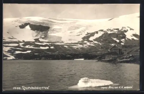 AK Djupvandshytten, Blick übers Wasser zu den Häusern am Ufer