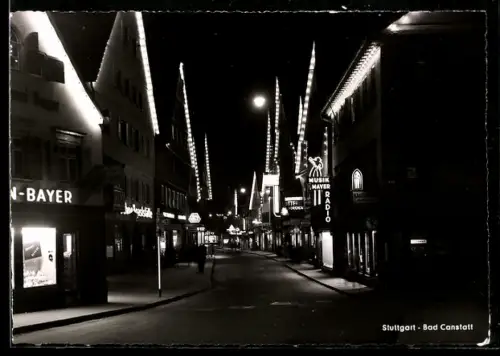 AK Stuttgart-Bad Cannstatt, Beleuchtete Einkaufsstrasse bei Nacht