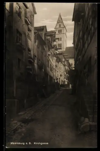 AK Meersburg a. B., Kirchgasse 14, Häuserfassaden mit Blick auf Kirchturm