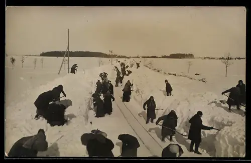 Foto-AK Dünaburg, Zivilisten beim Schneeräumen 17Km vor Dünaburg im Winter 1916/17