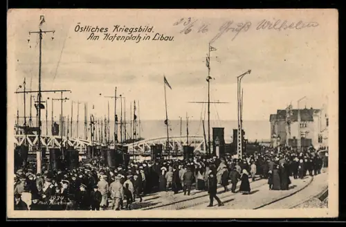 AK Libau, Hafenplatz in Libau, Torpedoboote im Hafen