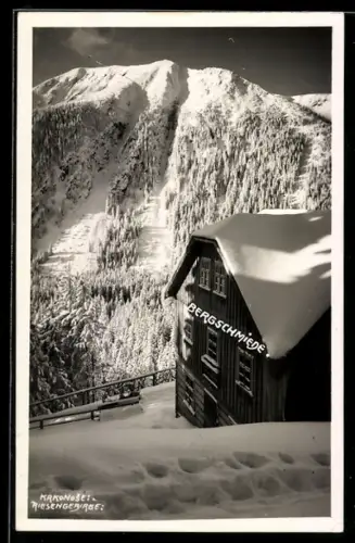 AK Bergschmiede /Riesengebirge, Haus Bergschmiede im Winter, Bergpanorama