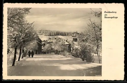 AK Brückenberg /Riesengebirge, Ortsansicht mit Strasse im Winter