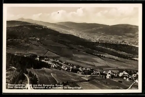 AK Hermsdorf /Riesengebirge, Blick von der Burgruine Kynast über den Ort und Petersdorf n. d. Hochstien im Isergebirge