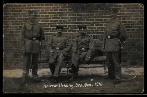 Foto-AK Graudenz, Reserveübung 1910, Soldaten auf der Bank vor einer Gebäudewand