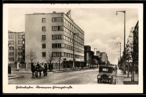 AK Gotenhafen, Hermann Göringstrasse, Modernes Gebäude mit , Pferdegespann, Automobil