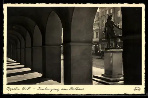 AK Oppeln /O.-S., Laubengang am Rathaus mit Standbild