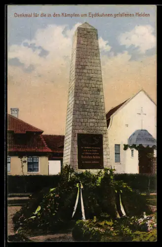 AK Eydtkuhnen, Gefallenendenkmal mit niedergelegten Blumen