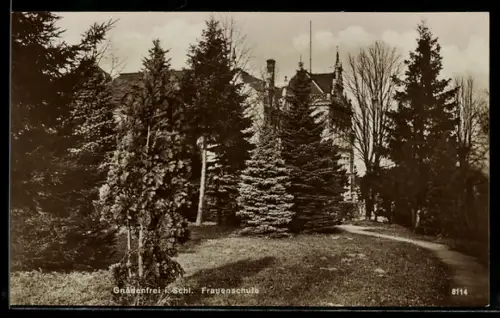 AK Gnadenfrei i. Schles., Partie im Garten der Frauenschule