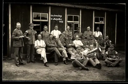 Foto-AK Neuhammer /Queis, Sitzende Soldaten mit Blasinstrumenten 1933
