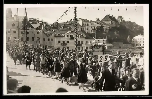 Foto-AK Gmunden, Strassenpartie während einer Parade