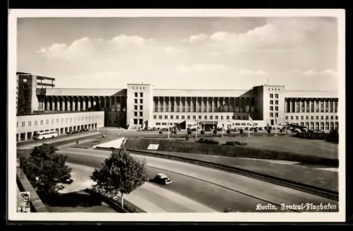 AK Berlin-Tempelhof, Zentral-Flughafen mit Bus