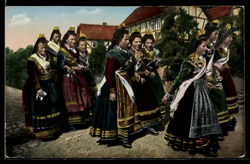 AK Junge Damen aus Hessen in volkstypischen Trachten auf einem Spaziergang