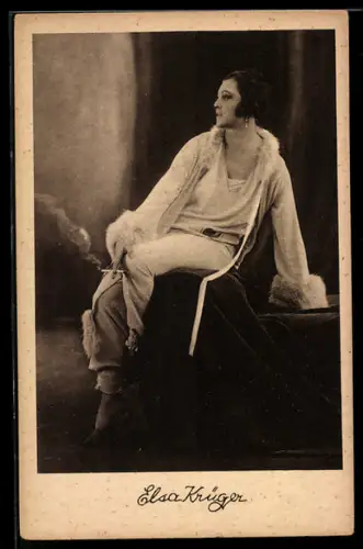 AK Schauspielerin Elsa Krüger mit Zigarette in der Hand posierend