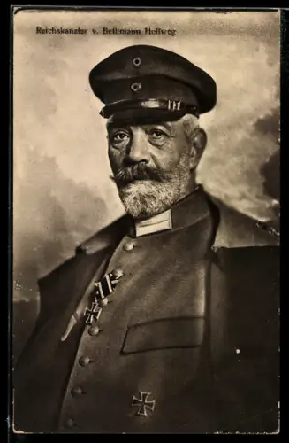 AK Portrait von Reichskanzler von Bethmann Hollweg in Uniform mit Orden Eisernes Kreuz und Schirmmütze