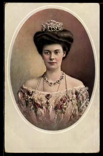 AK Portrait Kronprinzessin Cecilie in besticktem Kleid mit Krone und Edelsteinkette