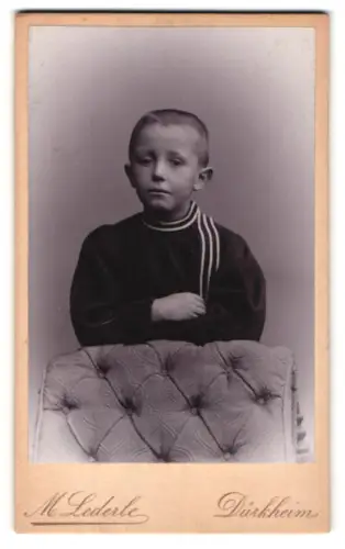 Fotografie M. Lederle, Dürkheim, Bildnis eines Jungen mit gestreiftem Kragen