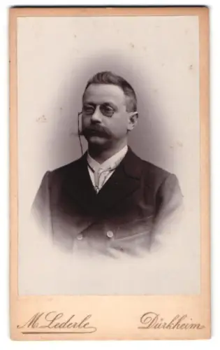 Fotografie M. Lederle, Dürkheim, Würdevoller Herr mit Brille