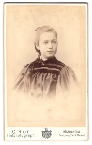 Fotografie C. Ruf, Mannheim, Freiburg i. B., Kaiserstrasse 5, Porträt einer jungen Frau