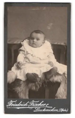 Fotografie Friedrich Fischer, Lauterecken, Kleinkind in Rüschenkleid