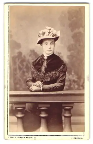 Fotografie Liverpool & London Photographic Company, Liverpool, Lord Street 124, Dame in eleganter Kleidung