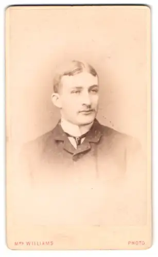 Fotografie Mrs. Williams, Wolverhampton, Darlington Street, Porträt eines Mannes