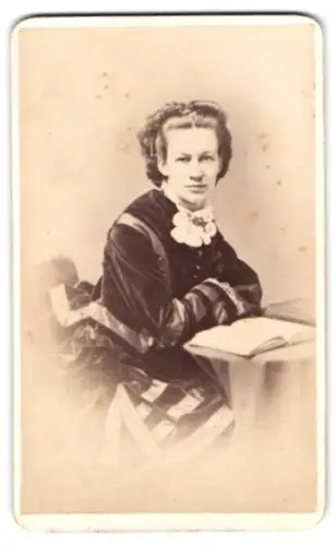 Fotografie Joseph Norris, Birmingham, 5 Union Passage, Dame mit Buch