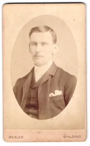 Fotografie G. Beales, Spalding, New Road, Porträt eines eleganten Herrn