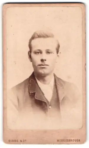 Fotografie Gibbs & Co., Middlesbrough, Wilson St. 20, Porträt eines jungen Mannes
