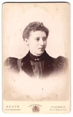 Fotografie Heath, Plymouth, George St 24, Porträt einer Dame in dunkler Kleidung