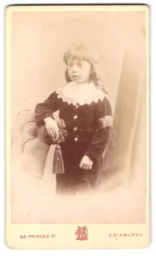 Fotografie Murray & Campbell, Edinburgh, Princes Street 68, Kind mit Kostüm und Spielzeug