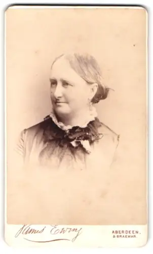 Fotografie James Ewing, Aberdeen, Crown Street 11, Porträt einer Dame