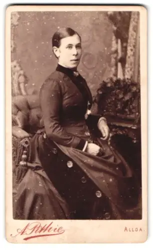 Fotografie A. Ritchie, Alloa, Mill Street, Porträt einer sitzenden Dame