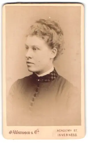 Fotografie J. Watson & Co., Inverness, Academy St., Porträt einer jungen Frau