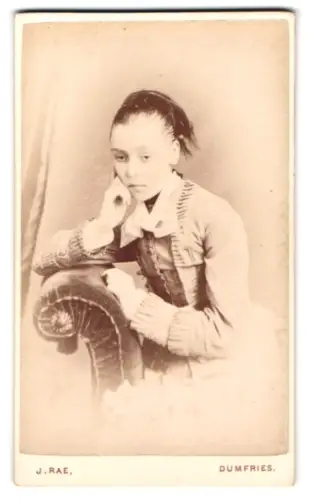 Fotografie J. Rae, Dumfries, Queen Street, Nachdenkliche junge Frau