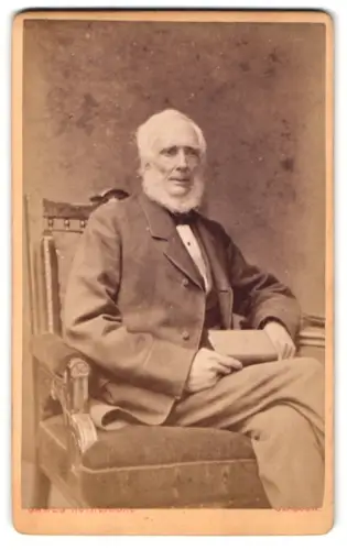 Fotografie James Rutherford, Glasgow, 127, Sauchiehall Street near Hope Street, Älterer Herr in Anzugjacke mit Buch