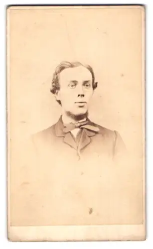 Fotografie E. Aston, Glasgow, 136, Buchanan St., Junger Herr im Anzug mit Fliege