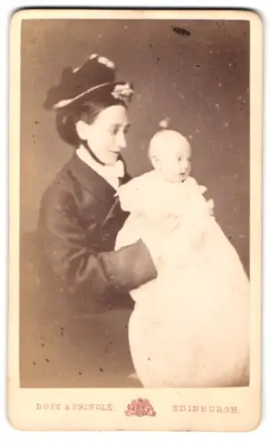 Fotografie Ross & Pringle, Edinburgh, 103, Princes Street, Elegante Dame mit Baby auf dem Arm