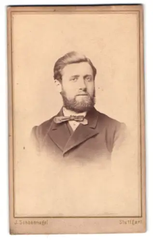Fotografie J. Schoennagel, Stuttgart, Büchsenstr. 50, Eleganter Herr mit Vollbart