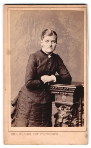 Fotografie Emil Bühler, Mannheim, Elegante Dame lehnt an einem Sockel