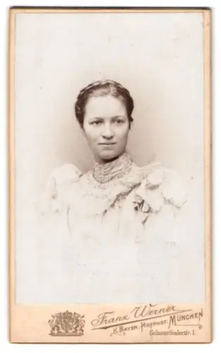 Fotografie Franz Werner, München, Schwanthalerstr. 1, Junge Dame im weissen Kleid