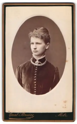 Fotografie Carl Bruère, Metz, Römerstr. 10, Junge Dame im Samtkleid mit Halskette