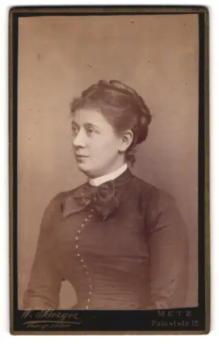 Fotografie W. Berger, Metz, Palaststr. 12, Bürgerliche Dame mit hochgestecktem Haar