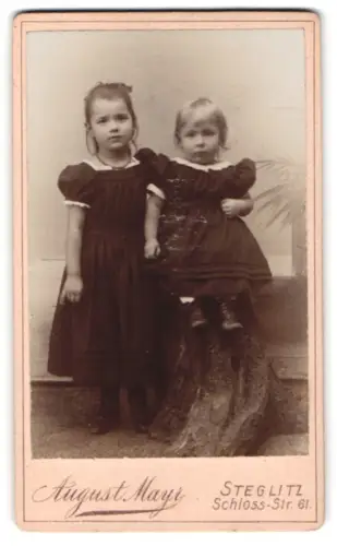 Fotografie August Mayr, Steglitz, Schloss-Str. 61, Kleines Mädchen im Kleid mit Geschwisterchen