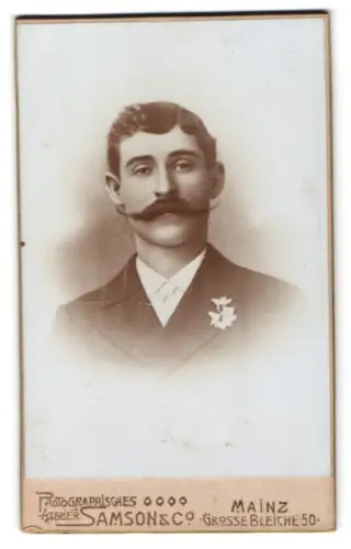 Fotografie Samson & Co., Mainz, Grosse Bleiche 50, Eleganter Herr mit Schnauzbart