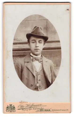 Fotografie Otto Hoffmann, Weimar, Schröterstr. 31, Junger Mann im Anzug mit Fliege